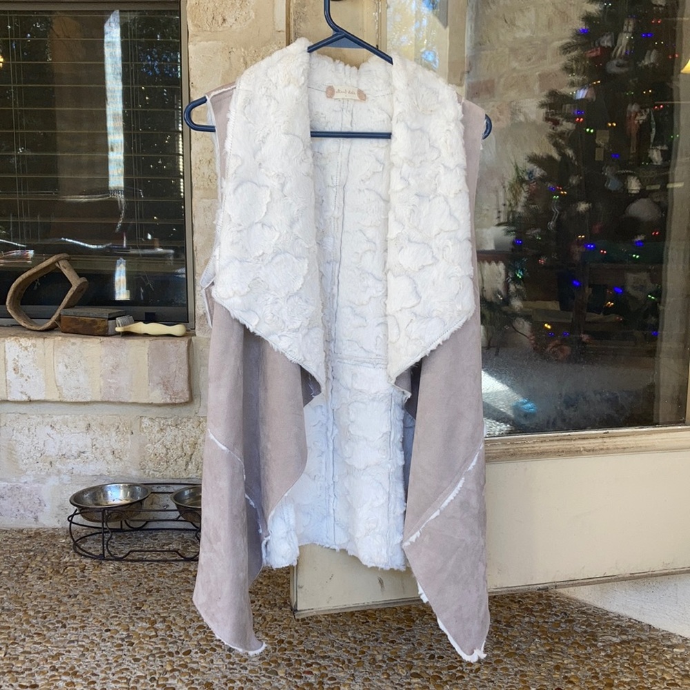 Cute cardigan fur vest!